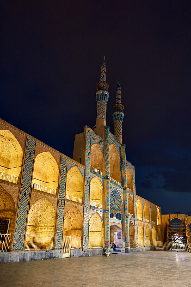 Takyeh (Gebäude, in dem sich schiitische Muslime versammeln, um Husayns Tod zu betrauern) und Minarette des Amir-Chakhmaq-Komplex, nachts beleuchtet. Yazd, Iran.