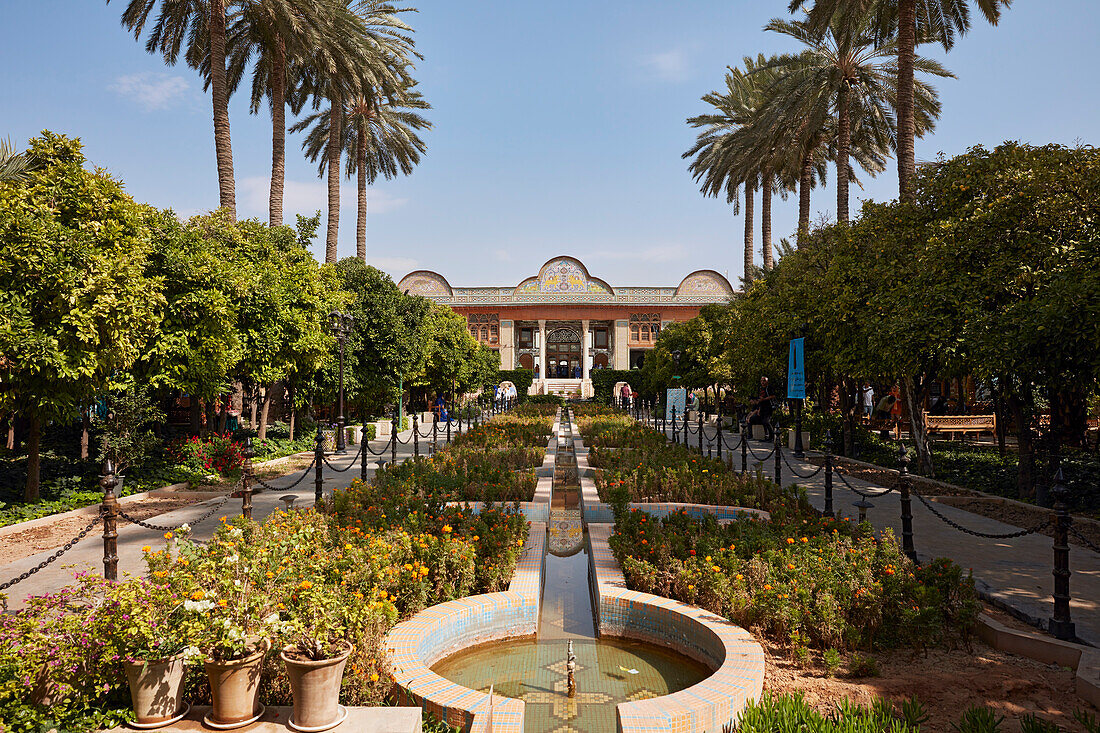  Innenhofgarten im Qavam-Haus (Narenjestan-e Ghavam), einem historischen Haus aus der Qajar-Ära aus dem 19. Jahrhundert. Shiraz, Iran. 