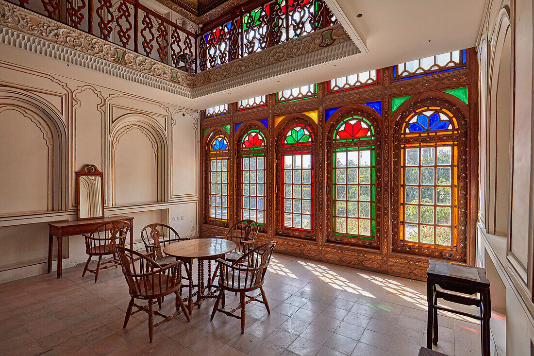 Innenansicht Raum mit Buntglasfenstern im Qavam-Haus (Narenjestan-e Ghavam), einem historischen Haus aus dem 19. Jahrhundert. Shiraz, Iran.