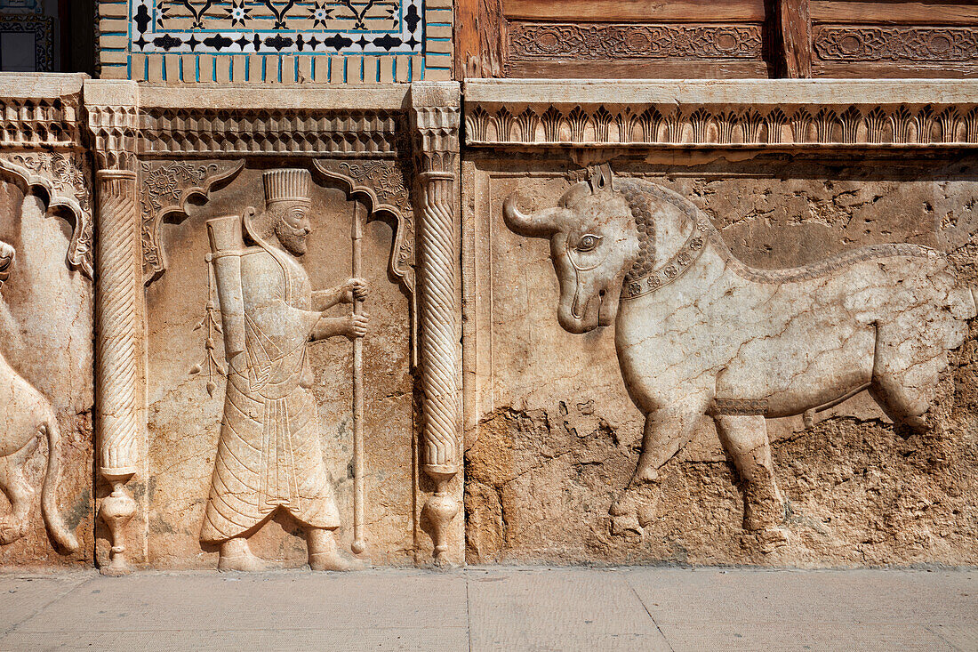  Relief mit Darstellung eines antiken persischen Kriegers und eines Stiers im Qavam-Haus (Narenjestan-e Ghavam), einem historischen Haus aus der Kadscharen-Ära aus dem 19. Jahrhundert. Shiraz, Iran 