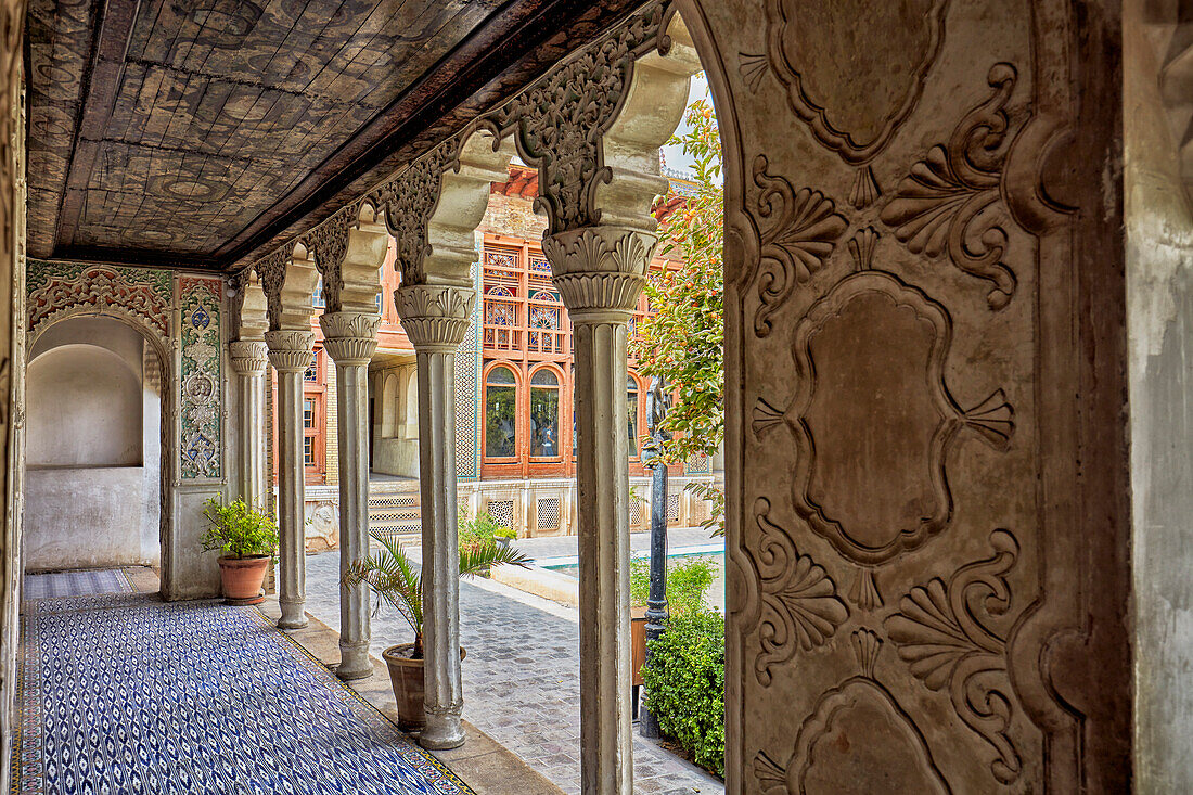  Veranda im historischen Haus Zinat Al-Molk, einer Residenz aus der Kadscharenzeit aus dem 19. Jahrhundert. Shiraz, Iran. 