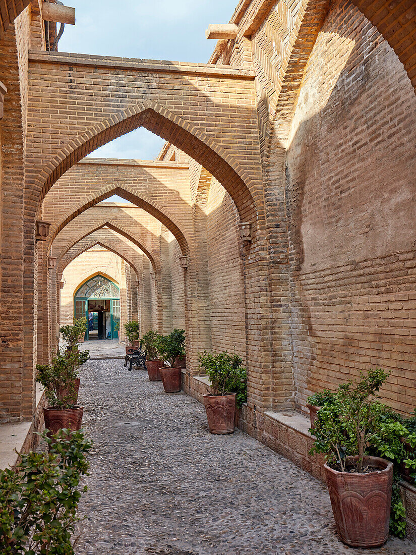 Blick auf eine Gasse mit Bögen im historischen Zentrum von Shiraz, Iran.