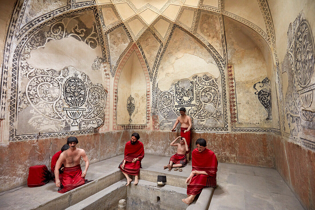 Wachsfiguren von Menschen im Vakil-Badehaus, einem persischen öffentlichen Badehaus aus dem 18. Jahrhundert, die das wahre Leben während der Zand-Zeit zeigen. Shiraz, Iran.