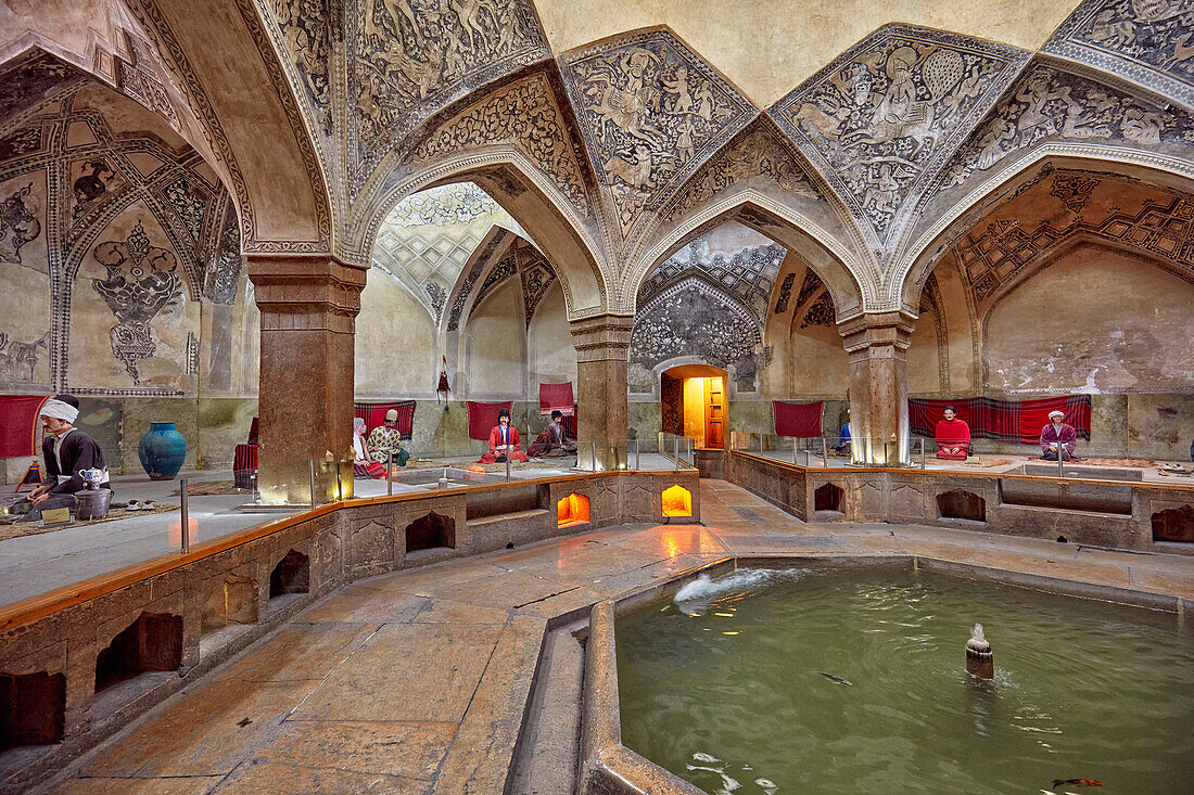  Innenansicht des Vestibüls im Vakil-Badehaus, einem traditionellen persischen öffentlichen Badehaus aus dem 18. Jahrhundert, das heute ein Museum ist. Shiraz, Iran. 