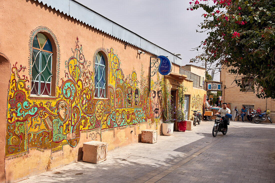  Farbenfrohes Wandgemälde an einem alten Haus im historischen Zentrum von Shiraz, Iran. 