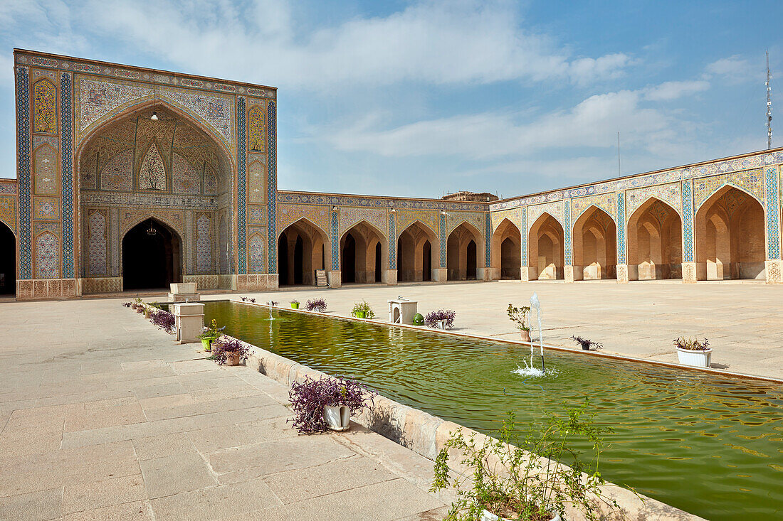  Blick auf den Innenhof des südlichen Iwan in der Vakil-Moschee aus dem 18. Jahrhundert in Shiraz, Iran. 