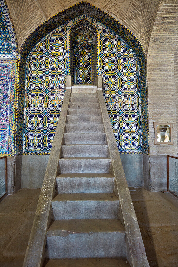  Minbar (eine Kanzel in einer Moschee, auf der der Imam steht, um Predigten zu halten) in der Gebetshalle der Vakil-Moschee (18. Jahrhundert). Shiraz, Iran. 