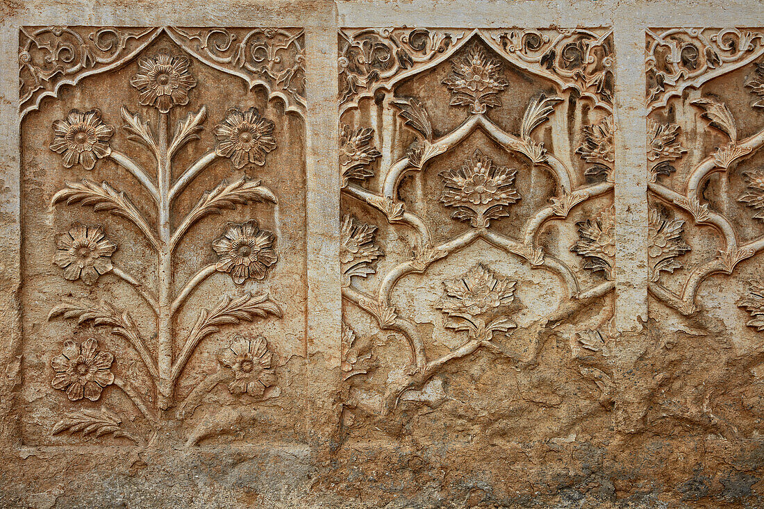  In Stein gemeißeltes, kompliziertes Blumenmuster im Inneren der Vakil-Moschee aus dem 18. Jahrhundert in Shiraz, Iran. 