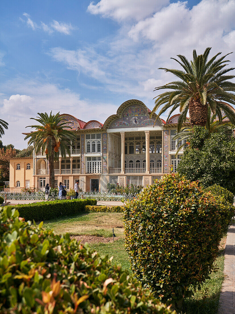  Kunstvoll verzierter Pavillon aus dem 19. Jahrhundert im Eram-Garten (Bagh-e Eram), UNESCO-Weltkulturerbe. Shiraz, Iran. 