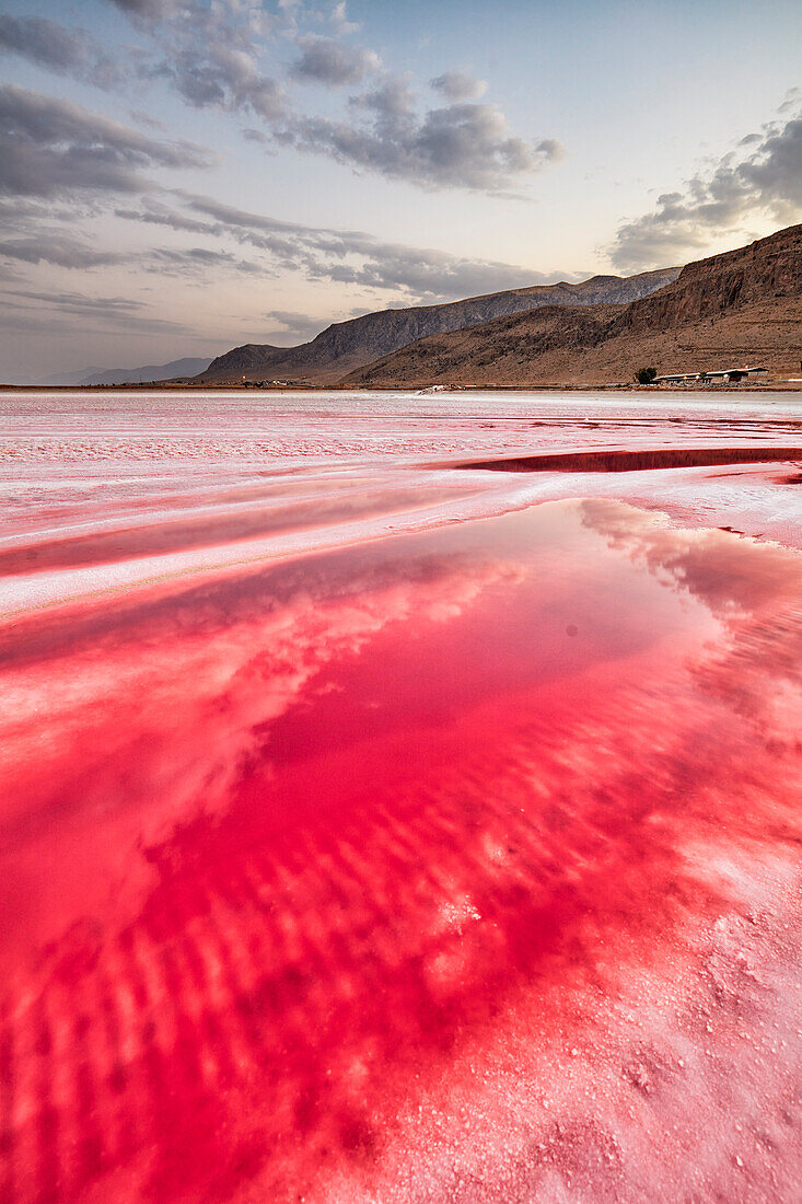  Der Maharloo-See, auch bekannt als Pink Lake, ist ein saisonaler, kaliumreicher Salzsee mit leuchtend rosa Wasser in der Trockenzeit. Provinz Fars, Iran. 