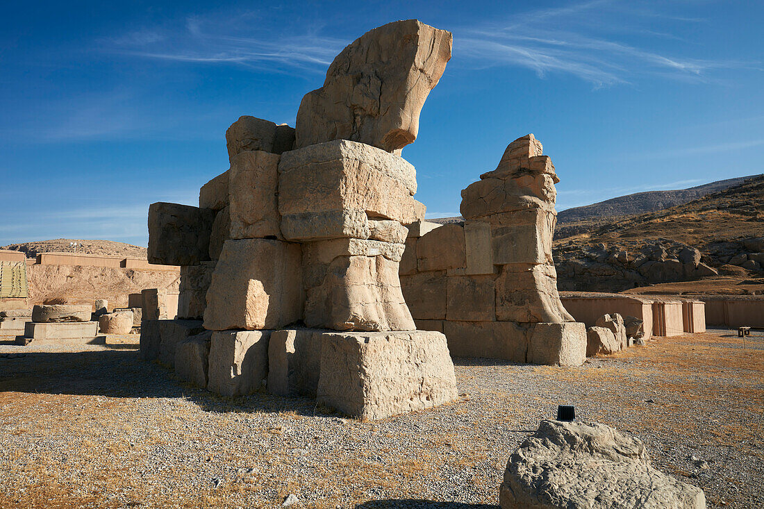  Riesige Steinbullen des Unvollendeten Tores (auch bekannt als Tor der Armee) in Persepolis, der zeremoniellen Hauptstadt des Achämenidenreichs (550–330 v. Chr.), Iran. 