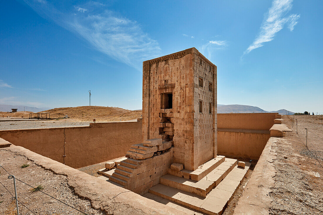 Der „Würfel des Zoroaster“, ein quadratischer Turm der Achämeniden aus dem 5. Jahrhundert v. Chr. in der Nekropole Naqsh-e Rostam in der Nähe von Persepolis, Iran