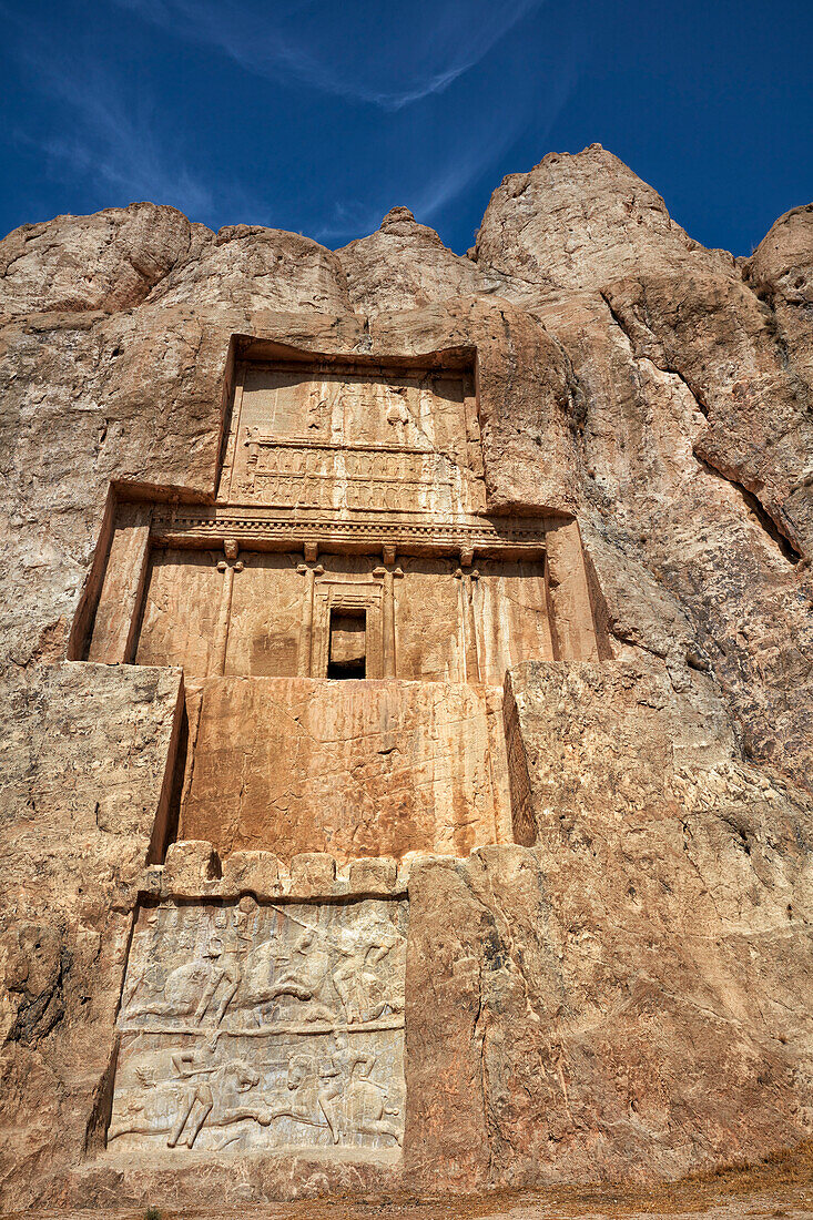  In den Felsen gehauenes Grab von Darius I. dem Großen, persischer König (522–486 v. Chr.) aus der Achämeniden-Dynastie, in der Nekropole Naqsch-e Rostam in der Nähe von Persepolis, Iran. 