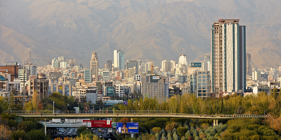  Panoramablick auf den nördlichen Teil der Stadt Teheran von der Tabiat-Brücke. Teheran, Iran. 