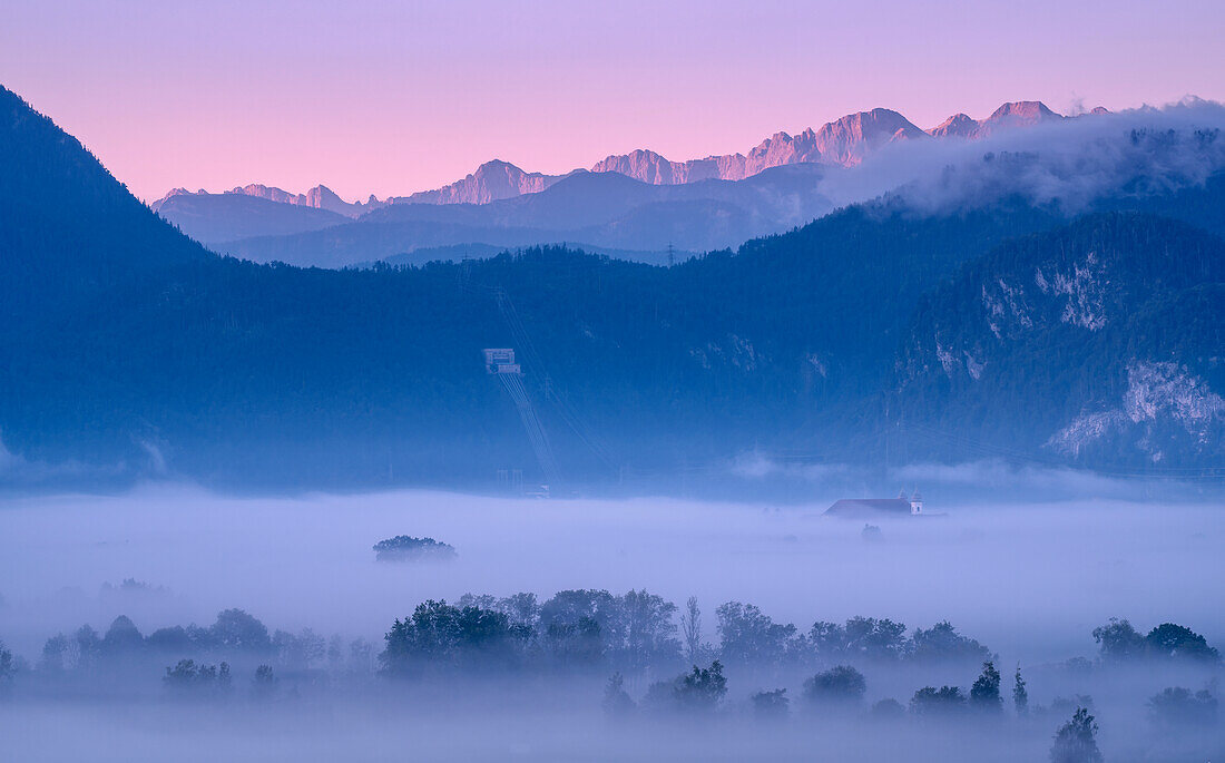 Kloster Schlehdorf und das Walchensee Kraftwerk im Morgennebel, Schlehdorf, Kochel am See, Oberbayern, Bayern, Deutschland