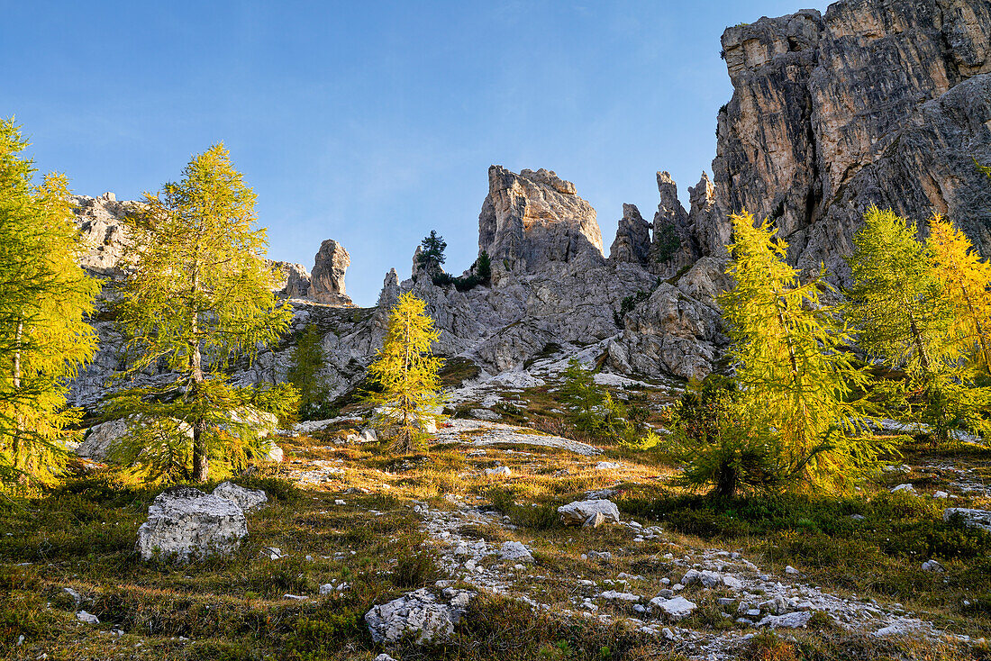 Auf dem Weg zu den Drei Zinnen im Herbst, Südtirol, Italien, Europa