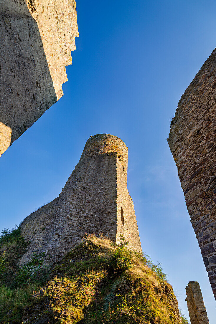 Auf der Löwenburg in Monreal, Landkreis Mayen-Koblenz, Rheinland-Pfalz, Deutschland