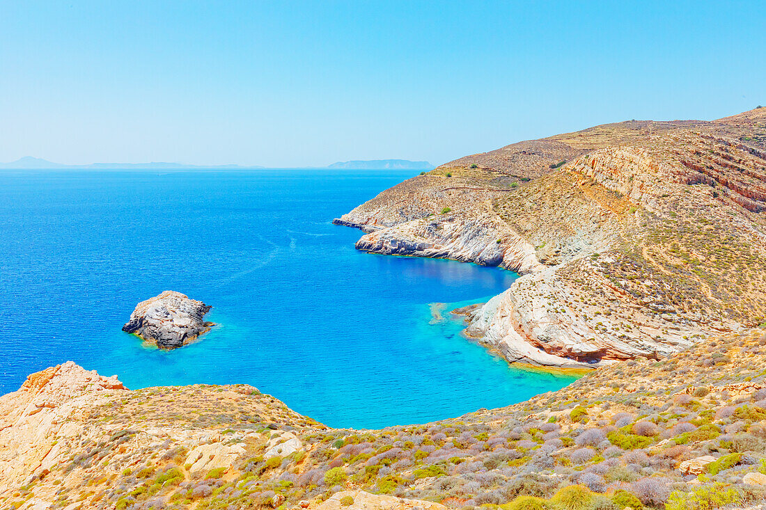  Blick auf die Bucht von Livadaki, Insel Folegandros, Kykladen, Griechenland 