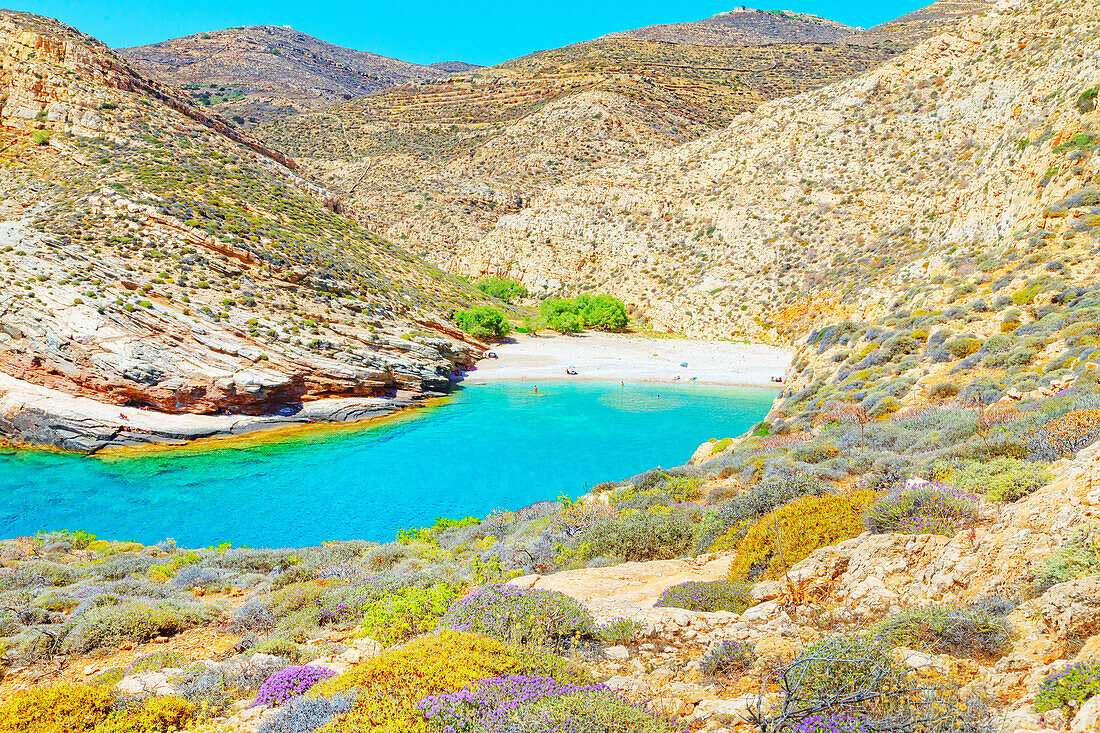  Blick auf die Bucht von Livadaki, Insel Folegandros, Kykladen, Griechenland 