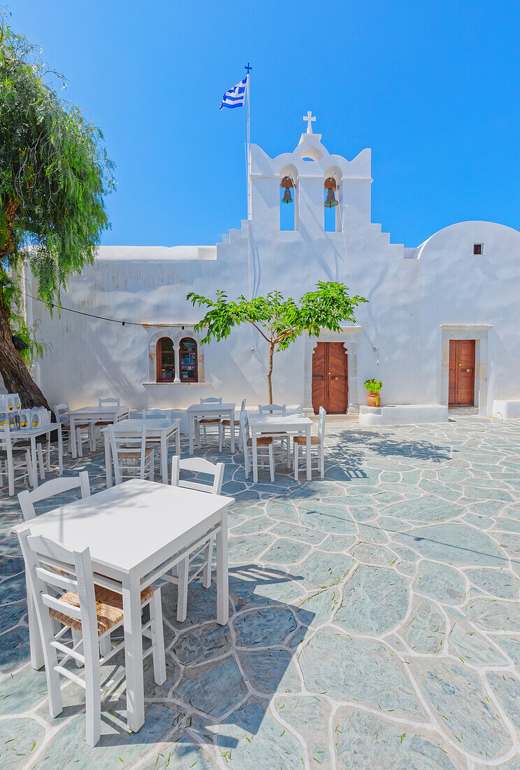 Kirche und Restaurant, Cafe, Insel Folegandros, Kykladen, Griechenland