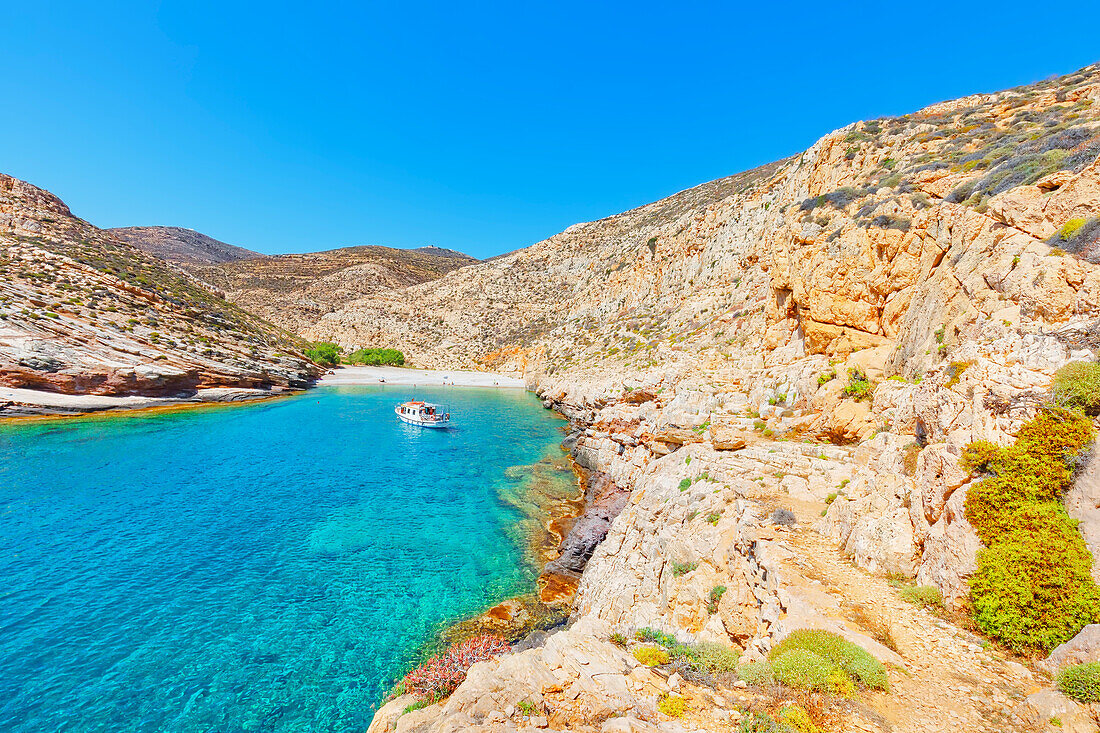  Blick auf die Bucht von Livadaki, Insel Folegandros, Kykladen, Griechenland 