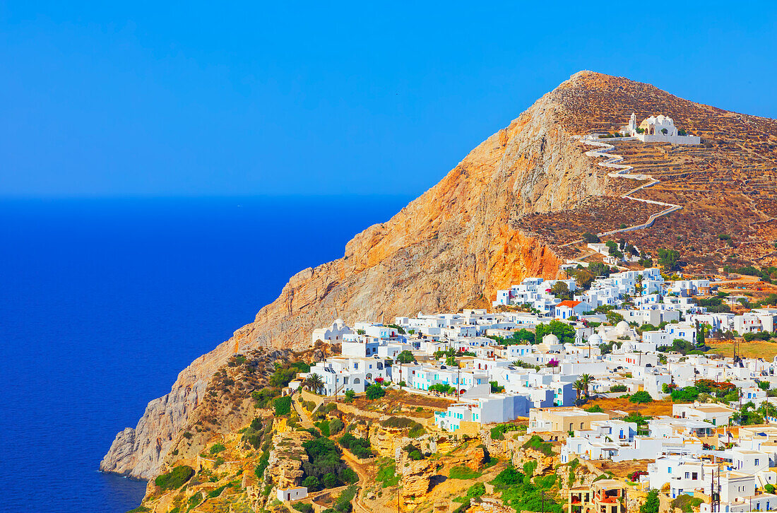 Blick auf das auf einer Klippe über dem Meer erbaute Dorf Chora und die Kirche Panagia Kimissis, Insel Folegandros, Kykladen, Griechenland