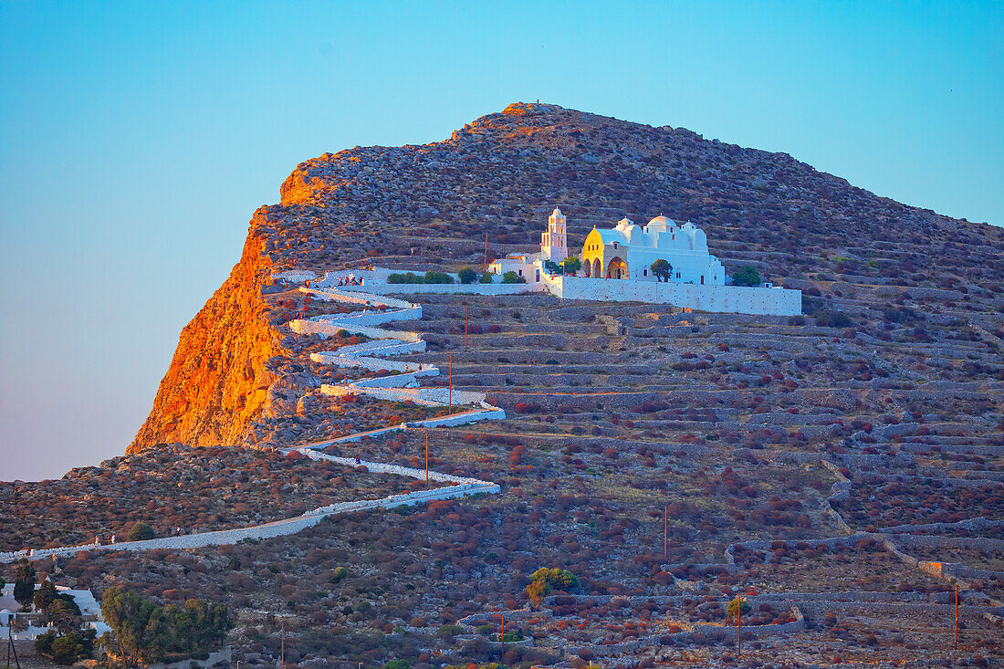  Blick auf die Kirche Panagia Kimissis, erbaut auf einer Klippe über dem Meer, Chora, Insel Folegandros, Kykladen, Griechenland 