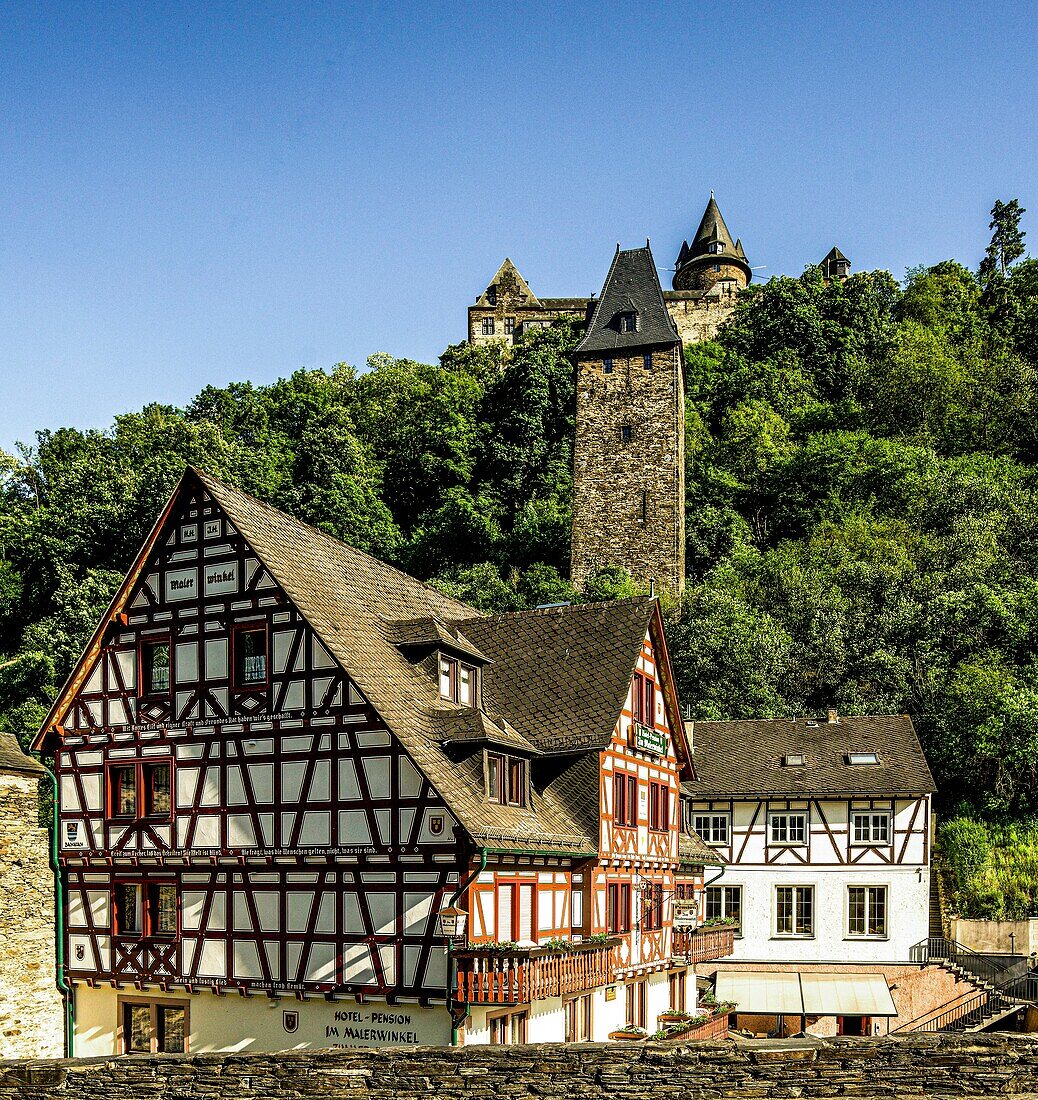  Painter&#39;s Corner in Bacharach, in the background Love Tower and Stahleck Castle, Upper Middle Rhine Valley, Rhineland-Palatinate, Germany 