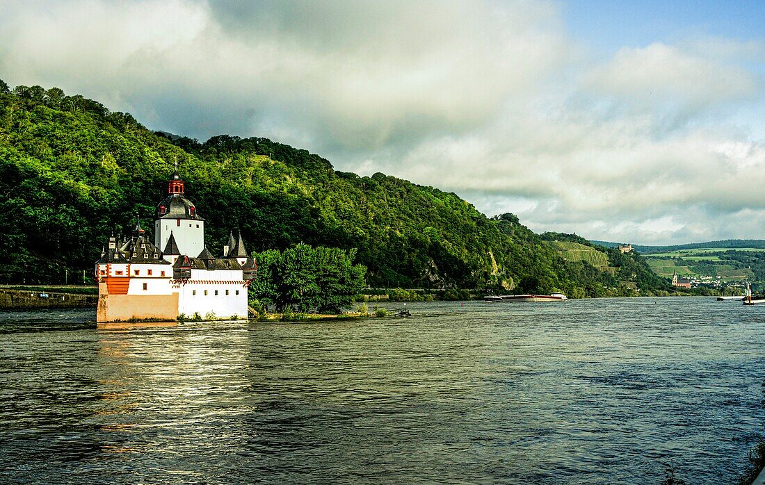  Pfalzgrafenstein Castle and the Rhine Valley near Kaub in the morning light, in the background Schönburg and the old town of Oberwesel, Upper Middle Rhine Valley, Rhineland-Palatinate, Germany 