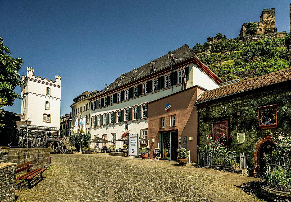 Altstadt von Kaub mit Mainzer Torturm, Kurpfälzischem Amtshaus und der Jugendherberge in der ehemaligen Amtskellerei, Burg Gutenfels im Hintergrund, Oberes Mittelrheintal, Rheinland-Pfalz, Deutschland