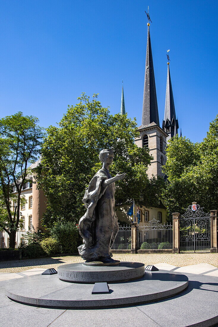 Statue der Großherzogin Charlotte auf dem Place de Clairefontaine mit der Kathedrale Notre-Dame dahinter, Luxemburg, Europa