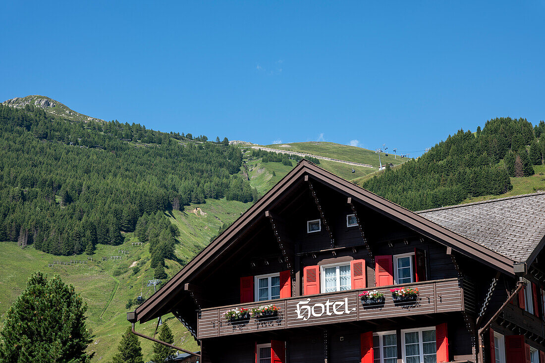  Hotel und Skilift auf dem Berg mit klarem blauen Himmel an einem sonnigen Sommertag in Andermatt, Uri, Schweiz. 