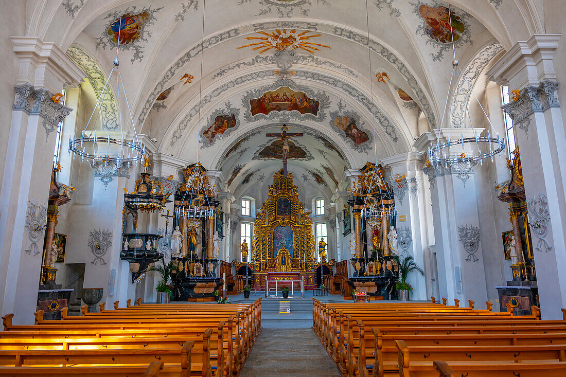 Im Inneren der katholischen Pfarrkirche St. Peter und Paul in der Altstadt an einem sonnigen Sommertag in Andermatt, Uri, Schweiz.