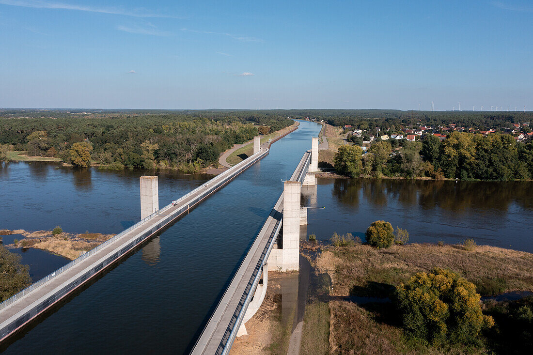  Magdeburg waterway junction, Mittelland Canal leads over Elbe in trough bridge, Hohenwarthe, Saxony-Anhalt, Germany 