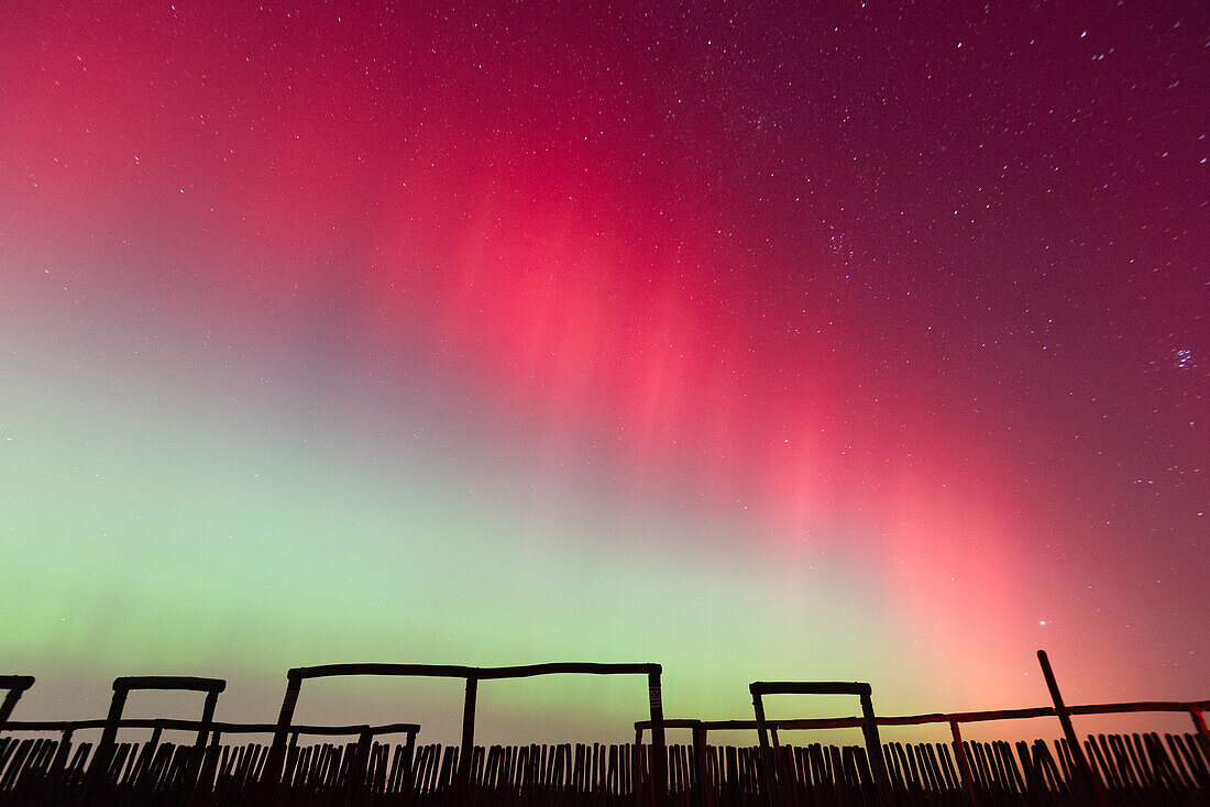  Northern lights at the Pömmelte ring sanctuary, a prehistoric circular ditch system is also referred to by archaeologists as the German Stonehenge, Zackmünde, Pömmelte, Saxony-Anhalt, Germany 