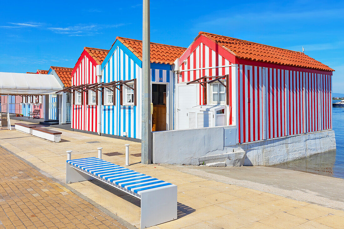  Traditionelle gestreifte Holzhäuser, Costa Nova do Prado, Aveiro, Portugal 