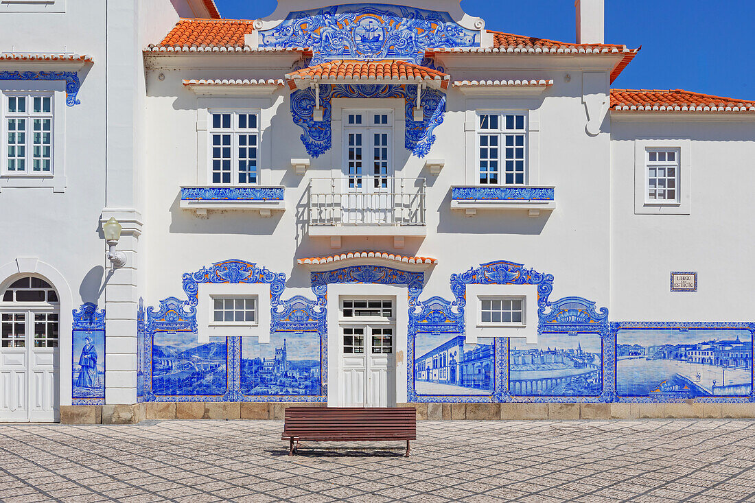 Fassade altes Bahnhofsgebäude von Aveiro, Aveiro, Portugal