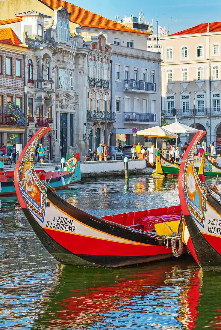  Moliceiro-Boote schwimmen auf dem Hauptkanal von Aveiro, Aveiro, Portugal 