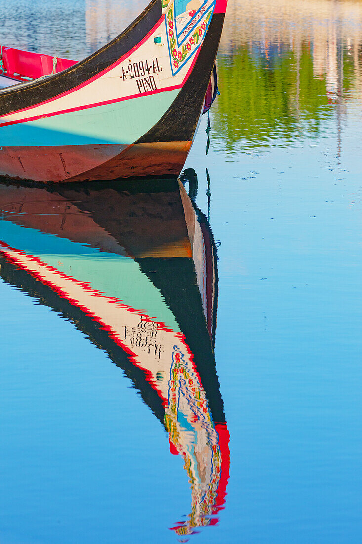  Traditionelles Moliceiro-Boot spiegelt sich im Wasser, Aveiro, Portugal 