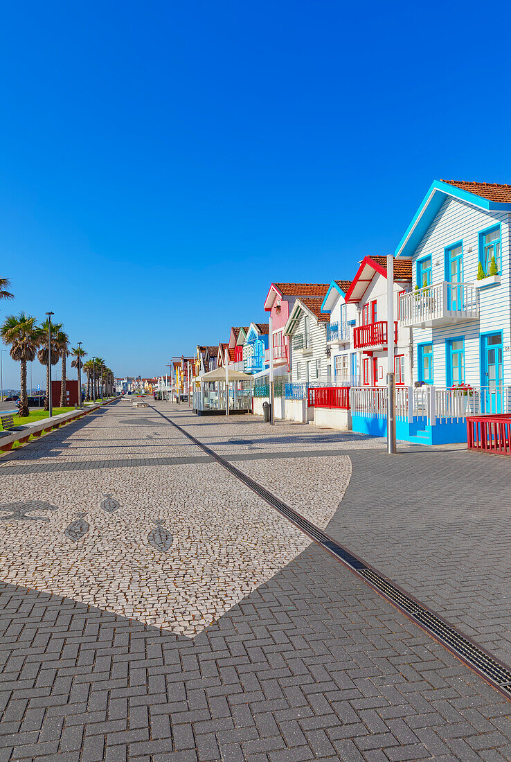  Bunt gestrichene Strandhäuser, Costa Nova do Prado, Aveiro, Portugal 