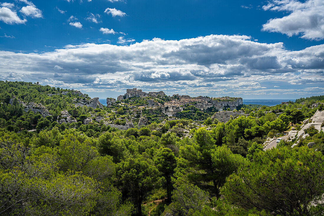  View of the rock village of Les Baux de Provence, Provence-Alpes-Côte d&#39;Azur, France 