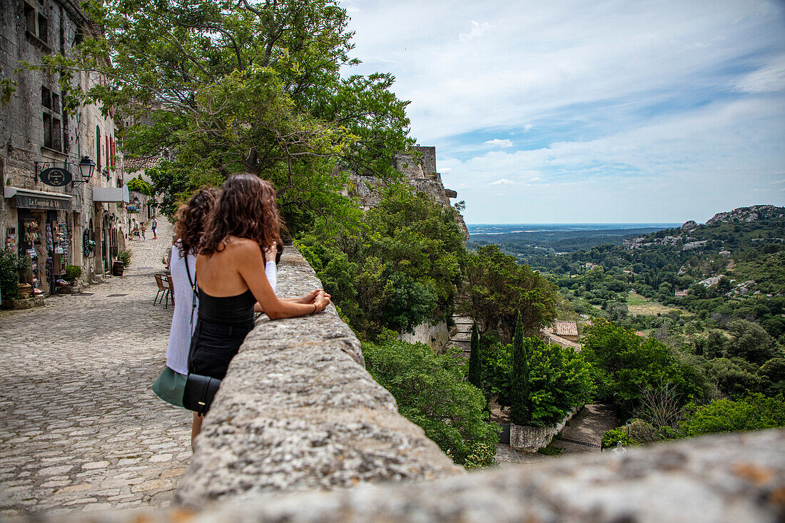  View from the historic village of Les Baux de Provence to the karst landscape, Provence-Alpes-Côte d&#39;Azur, France 