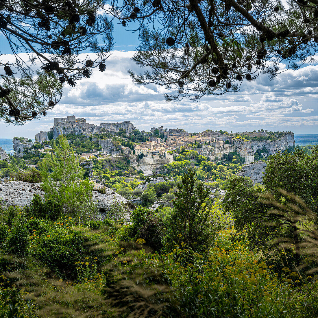 Blick auf das Felsendorf Les Baux de Provence, Provence-Alpes-Côte d’Azur, Frankreich