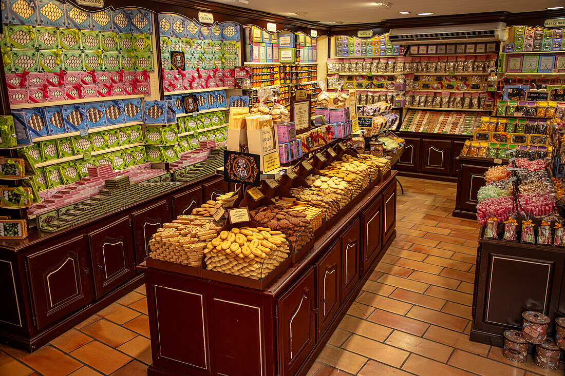 Süße Delikatessen in einem Laden in Les Baux de Provence, Provence-Alpes-Côte d’Azur, Frankreich