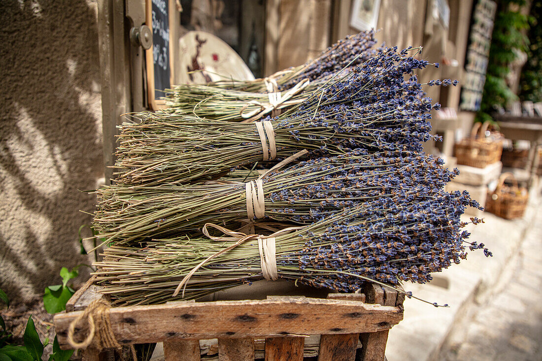 Zum Verkauf gebundener Lavendel in Les Baux de Provence, Provence-Alpes-Côte d’Azur, Frankreich