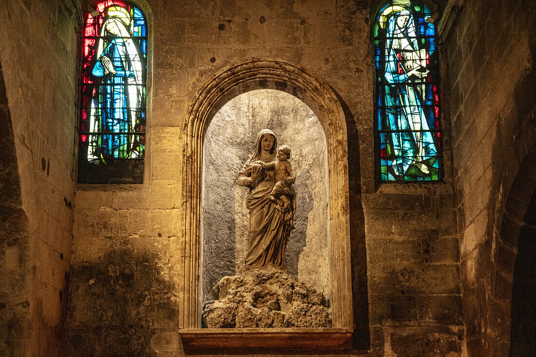  Saint Vincent Catholic Church, Les Baux de Provence, Provence-Alpes-Côte d&#39;Azur, France 