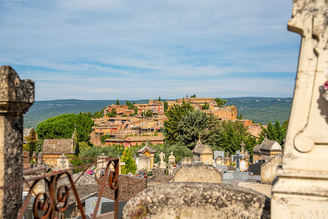  View over the cemetery to the old town of Roussillon in the Vaucluse department of the Provence-Alpes-Côte d&#39;Azur region in France. 