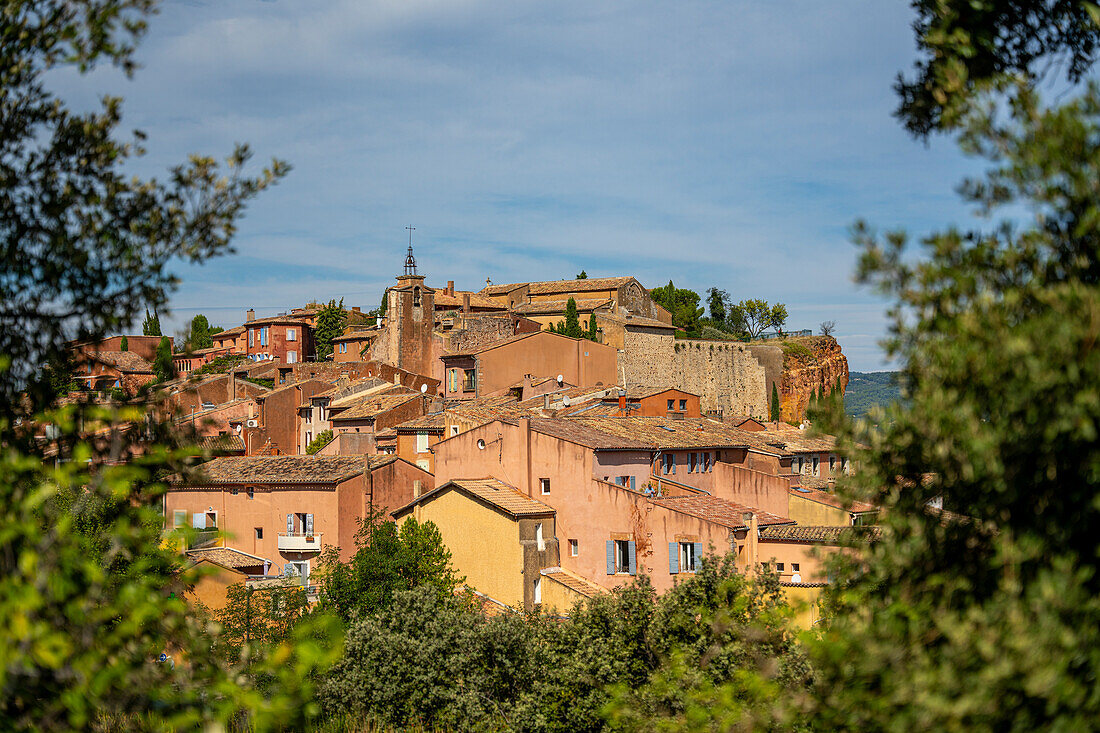  View of the old town of Roussillon in the Vaucluse department of the Provence-Alpes-Côte d&#39;Azur region in France. 