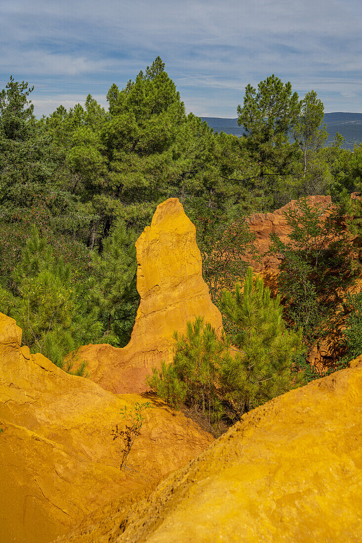  Ochre educational trail in the former ochre quarry near Roussillon, Vaucluse department; Provence-Alpes-Côte d&#39;Azur, France. 