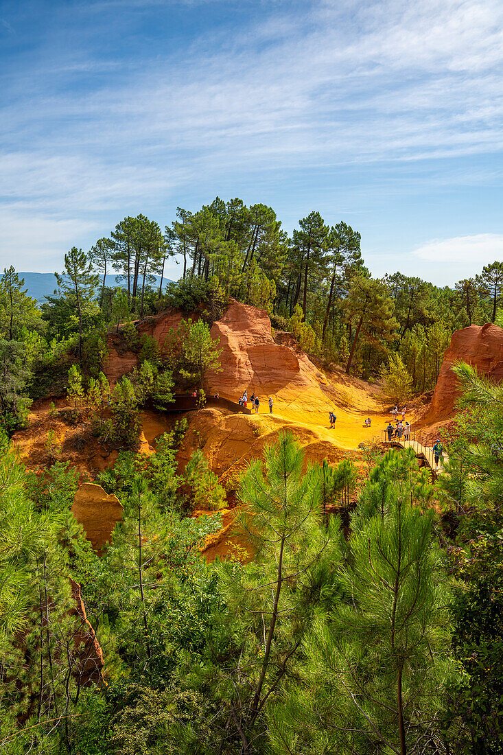  Ochre educational trail in the former ochre quarry near Roussillon, Vaucluse department; Provence-Alpes-Côte d&#39;Azur, France. 